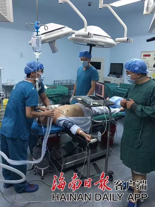 (保安在手术室进行抢救  海医附院供图)
