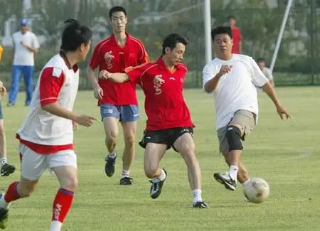 想要知道中国男足有多差劲?且听我来跟你唠一唠多年前男足和男乒踢的那场友谊赛