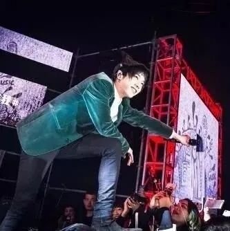 华晨宇爆棚人气 确认参加今年湖南卫视跨年演唱会