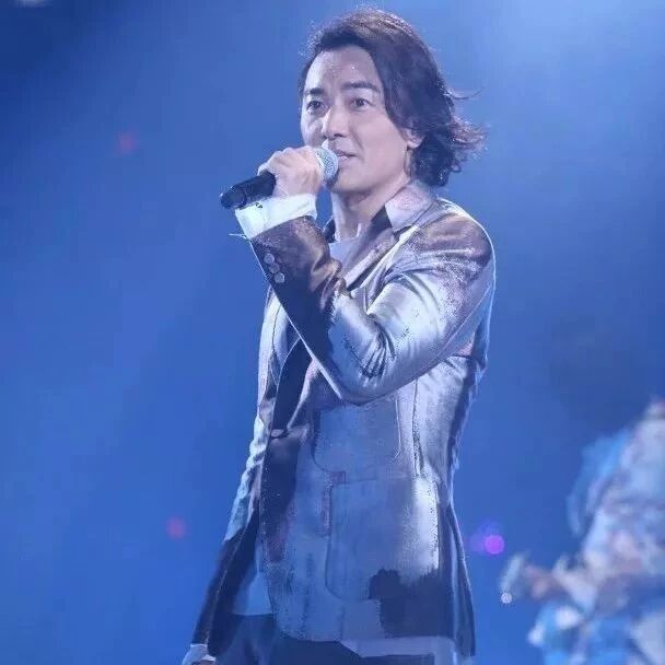 郑伊健演唱会众星捧场,晒高难度倒挂舞功!