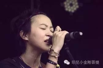 窦靖童音乐节现场翻唱《梦中人》, 童童终于唱她妈的歌了