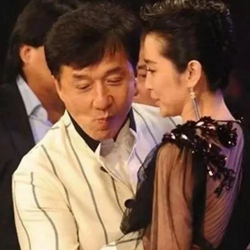 成龙亲生女儿近照, 长相其丑无比, 所以成龙只心疼范冰冰