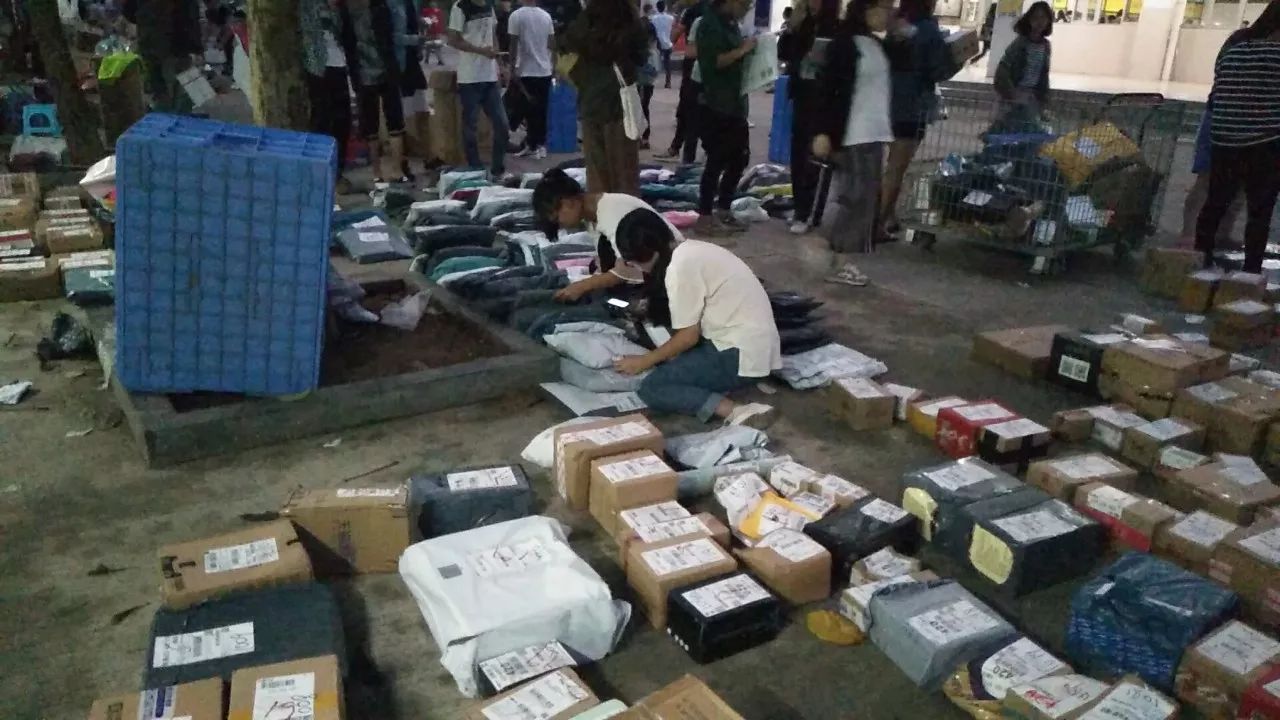 创新同学再次用强大的购买力炸了快递点,含泪排队拿快递!