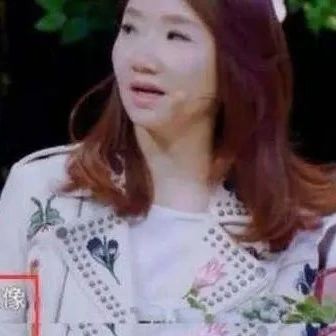 陶晶莹继下跪献花后,节目中又惹毛陈小春,网友怒斥退出主持圈!