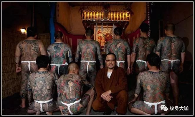 一些年轻的日本人 也会认为纹身是一种时尚,潮流, 就如世界大多数