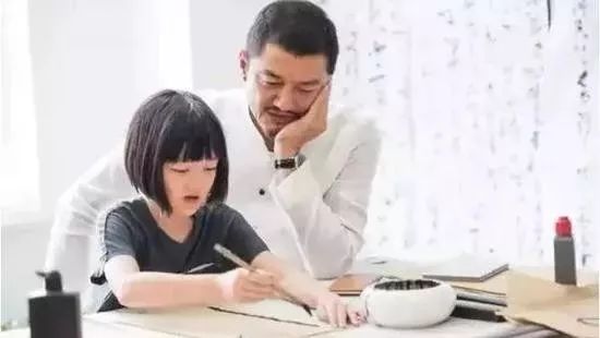 李亚鹏带女学围棋