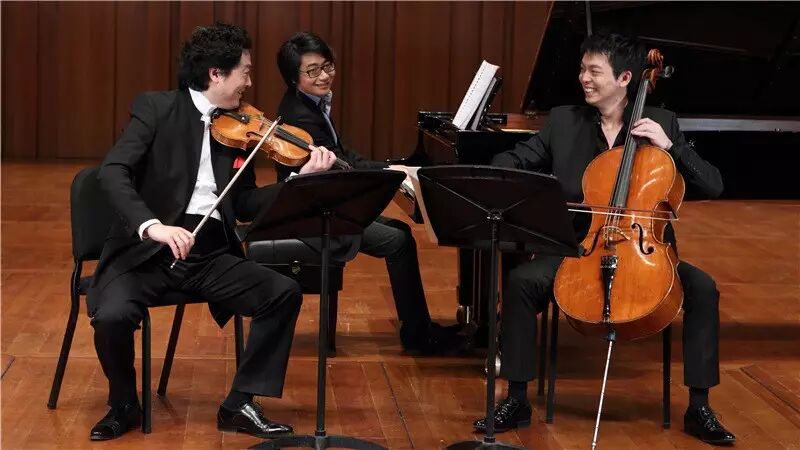 %name 还记得七岁的你在做什么？他，七岁已经进入中央音乐学院！