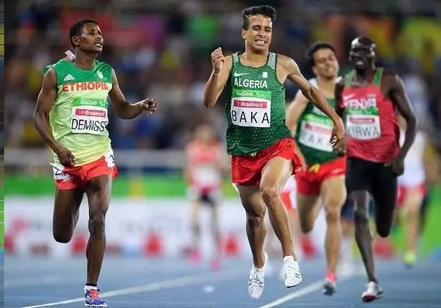 是肯尼亚的诺厄恩盖尼在2000年悉尼奥运会上创造的3分32秒07,世界纪录
