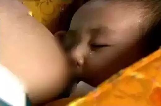 好尴尬! 这些女明星袒胸露乳拍喂奶戏不打马赛克