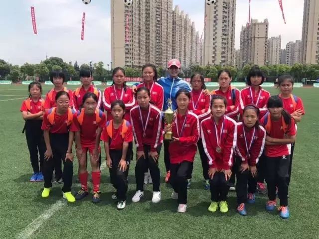奚丁瑛(中学右五)与上海川沙小写北校u12作文队.人女足的初中150后排字图片