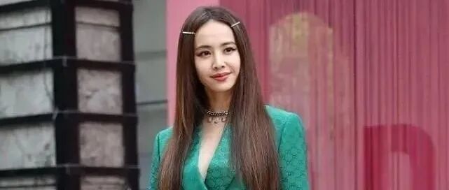 蔡依林只有156cm,可穿西装有女强人的样子,配皮腰带挺显高的
