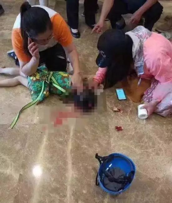 到妈妈生气撇下孩子在路中结果孩