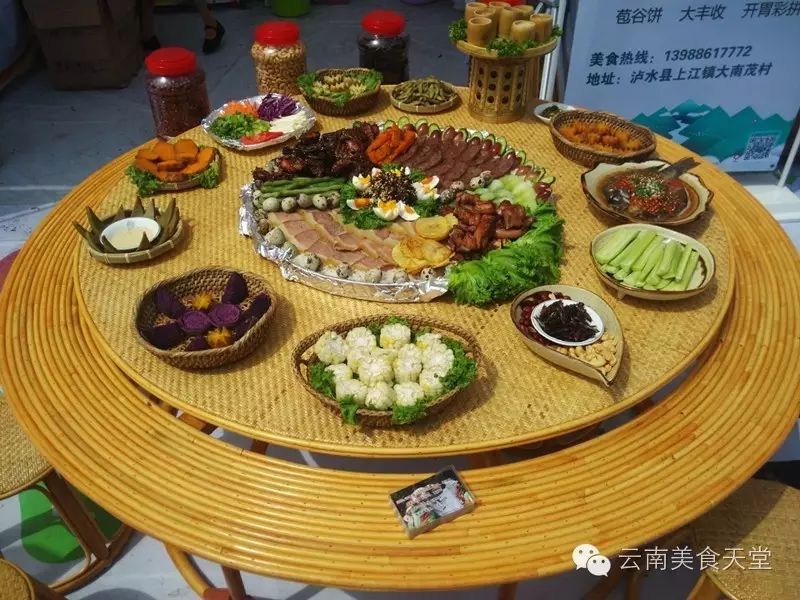 吃的不仅是美味,更是一种文化,手抓饭在当地是傈僳族待客的最高礼节.