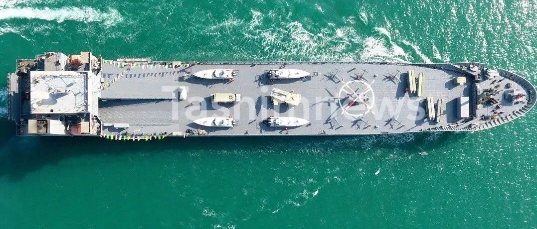 伊朗万吨战舰曝光，无人机、地空导弹、小艇全带上，堪称海上基地