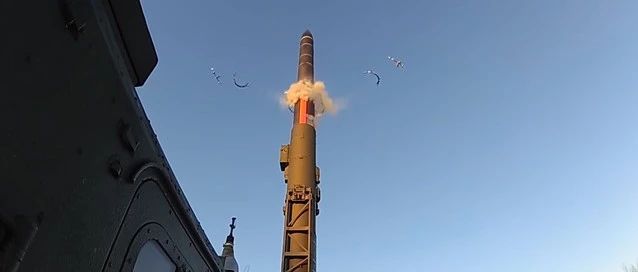 普京一声令下，俄军3种核导弹从天空到海洋齐射，令美国十分忌惮