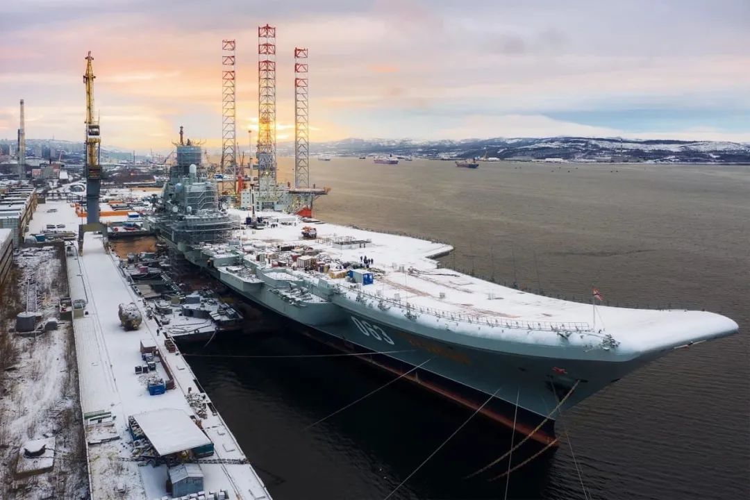 山东号在海南晒太阳，俄罗斯唯一航母却被冰雪覆盖，升级慢如蜗牛