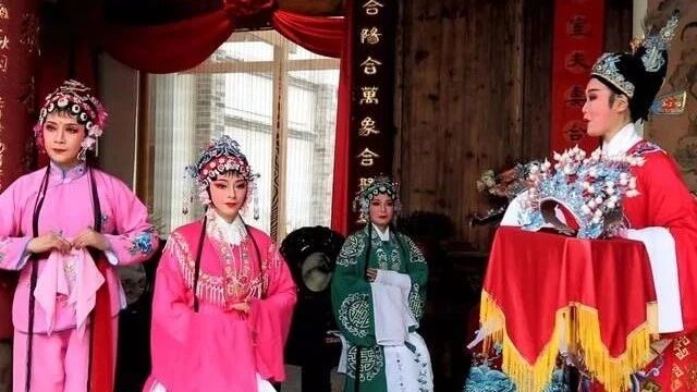 👉加入修行爱好者家园⭐夜市上的《碧玉簪·送凤冠》，演的还不错！