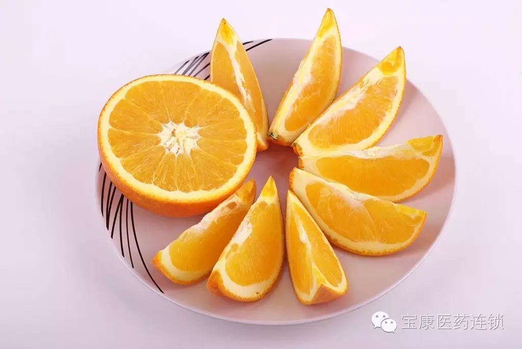 做法:橙子洗净之后,为了去除表面的果腊,最好在盐水里先浸泡20分钟.