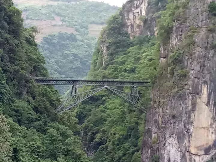 人字桥 位于屏边县北部湾塘乡倮姑与波渡箐站之间(即和平镇瓦乍村委