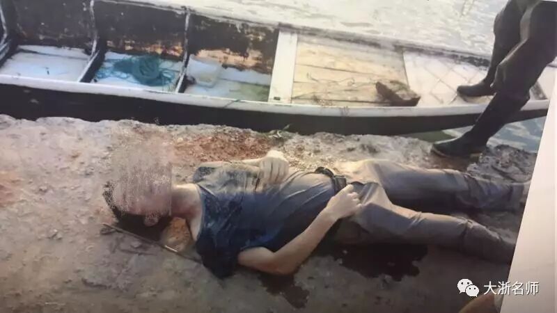 （被打撈上岸的楊興洪仍保持著托舉姿勢，父愛偉大）