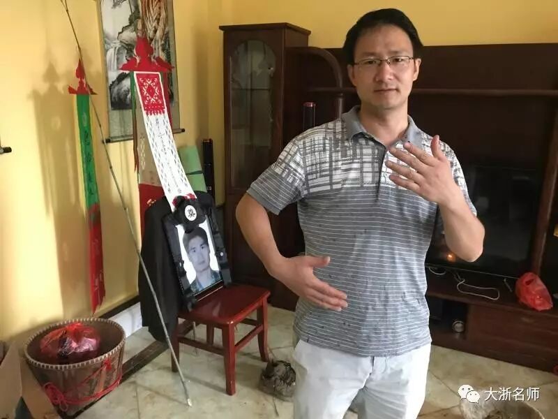 （楊建洪模仿哥哥托舉仔仔的姿勢）