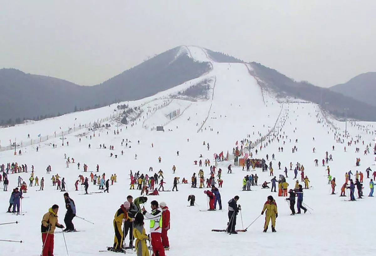 拥有漫山的雪和诱人滑道的徂徕山滑雪场一定不会辜负你