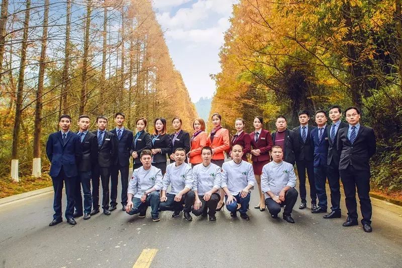 平昌县【四友乐餐饮管理有限公司】团队合照