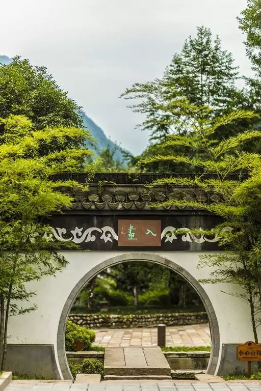 -亮点- 6种主题客房 5种灯光场景 床头有吧台 抬眼星空灯 -寸土寸金的西湖边,9000米约会圣地- 情诗酒店绝对是情侣酒店中的一股清流,没有其他情侣酒店的魅俗,白墙黑瓦,错落有致,林木掩映,清风徐来,尽得江南的灵动、静谧与秀气。 你大可以带上你心爱的人,远离俗世的逼仄喧嚣,躲在情诗的怀抱,享受爱情的甜蜜。