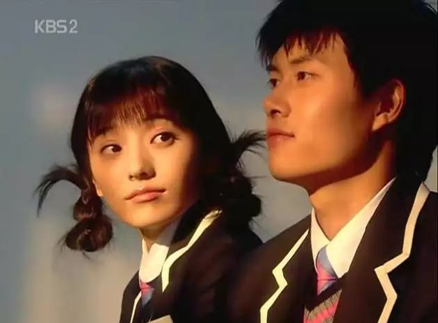 《豪杰春香》里韩彩英出演好学生成春香圈了大批的粉丝,由此上升到了