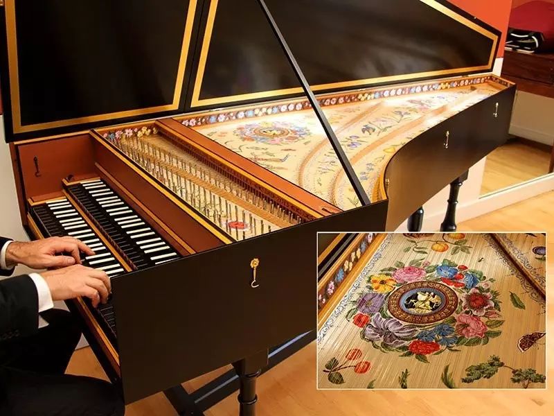 上图是巴洛克时期的 羽管键琴(harpsichord),大家可以看到,它的键盘