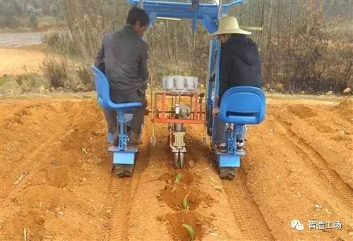 云南省嵩明县烟农利用多功能履带式烟草种植作业车进行打塘移栽作业.