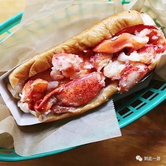 luke's lobster的龙虾卷,lobster roll,一个的售价是17美元.