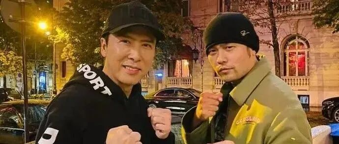 周杰伦晒与甄子丹在异国他乡的街头合照,两人比划相同的武打动作