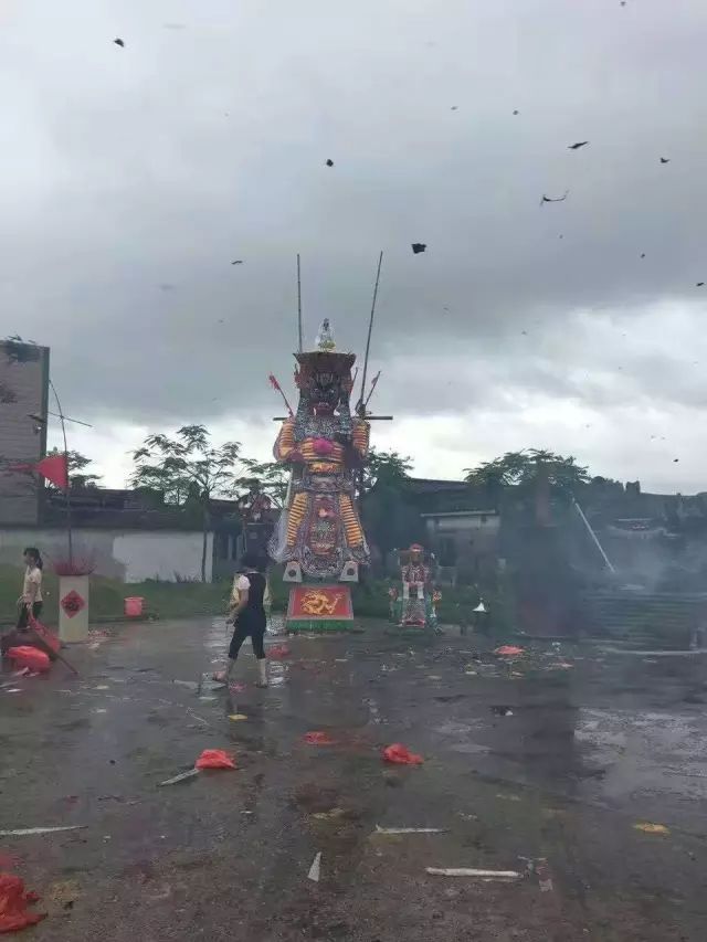 很多地方圣人公无庙也没有坟头(据我所知,陆丰地面就桥冲有个圣人公