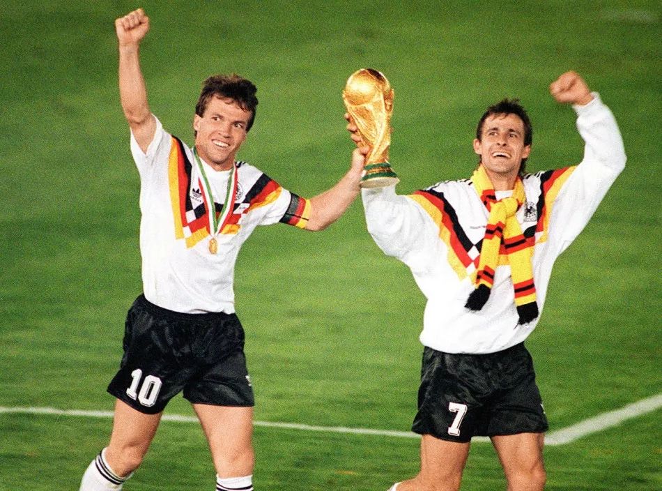 1990年世界杯德国队的经典球衣(马特乌斯和利特巴尔斯基)