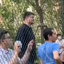 姚明露天球场当观众,网友:又一个“不懂球的胖子”