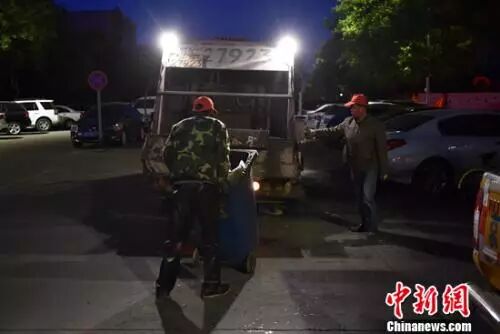 凌晨4点钟，城市发生的这一幕，你从未见过... wbr今天，向他们致敬！