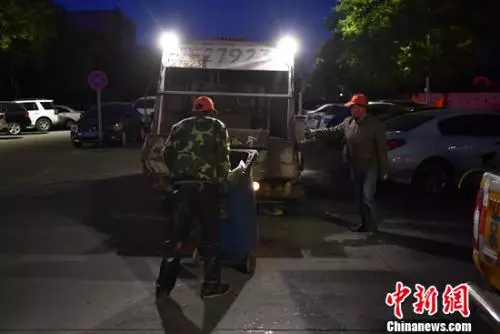 凌晨正在工作的垃圾清运工老赵(左)和老王(右) 中新网记者 金硕 摄 凌晨4点钟,城市发生的这一幕,你从未见过... wbr今天,向他们致敬!