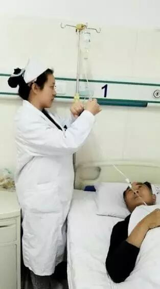 温暖丨怀孕7个月准妈妈跪地救人 事后她只说了一句话-怀孕期