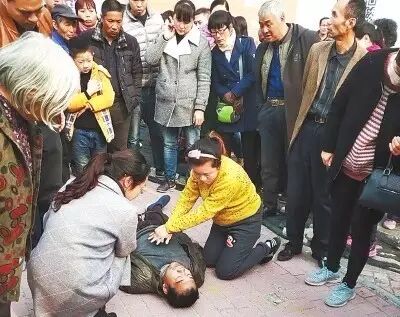 温暖丨怀孕7个月准妈妈跪地救人 事后她只说了一句话-怀孕期