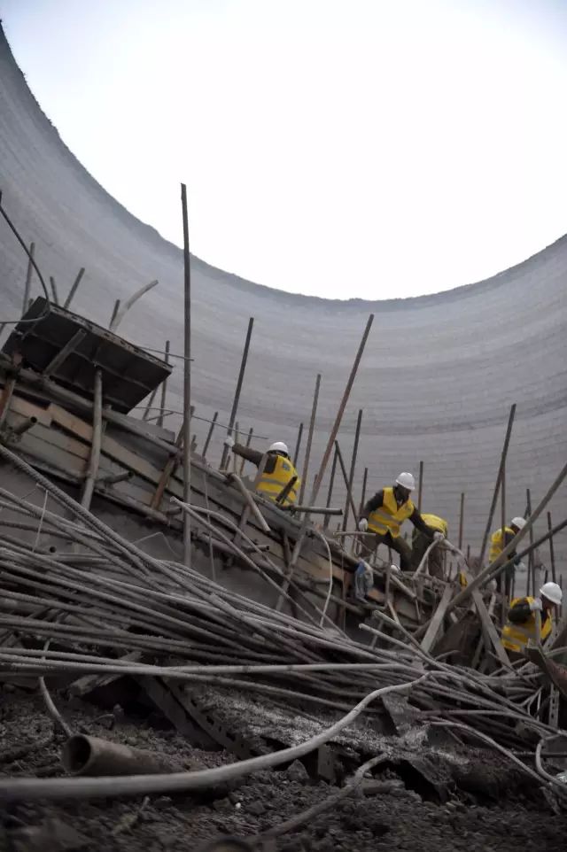 丰城电厂三期在建冷却塔施工平台发生倒塌事故事故74人遇难