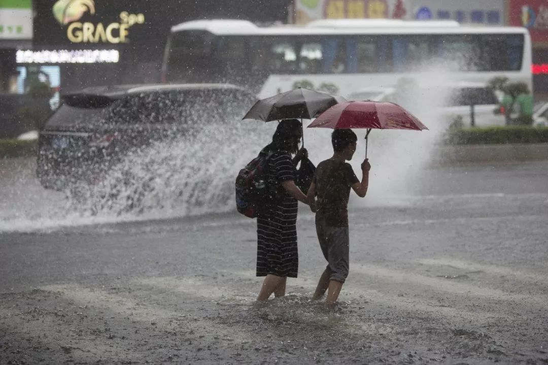 △台风"艾云尼"致广州暴雨 多处水浸街/视觉中国