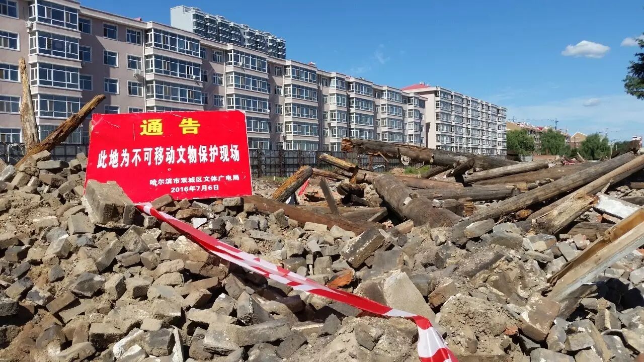 △  2016年8月27日，哈尔滨市双城区政府通报，根据国家文物局意见，当地决定对“双城刘亚楼旧居”等7处被人为破坏的不可移动文物实施原址重建。