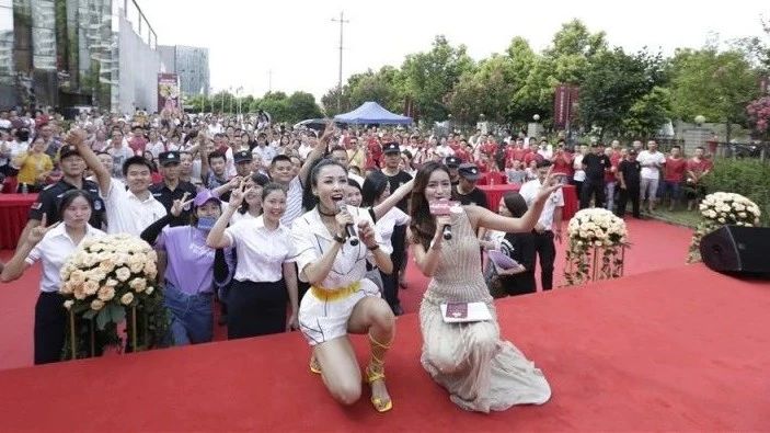 随女神王蓉一起感受:8.18帝标沙发节舒服愉悦的主旋律