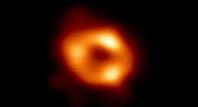 科技早报|银河系中心黑洞照片首秀；马斯克身家三天蒸发210亿美元