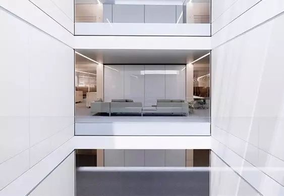 主建筑大部分的材料为玻璃和混凝