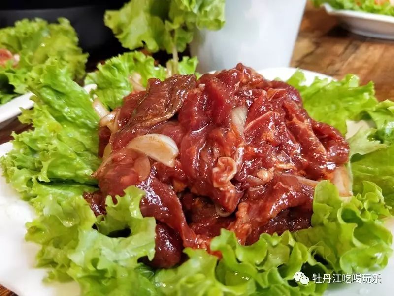 酌友 烤牛肉 并非是牛腱子肉,而是用了更好的上脑部分,所以肉质更加