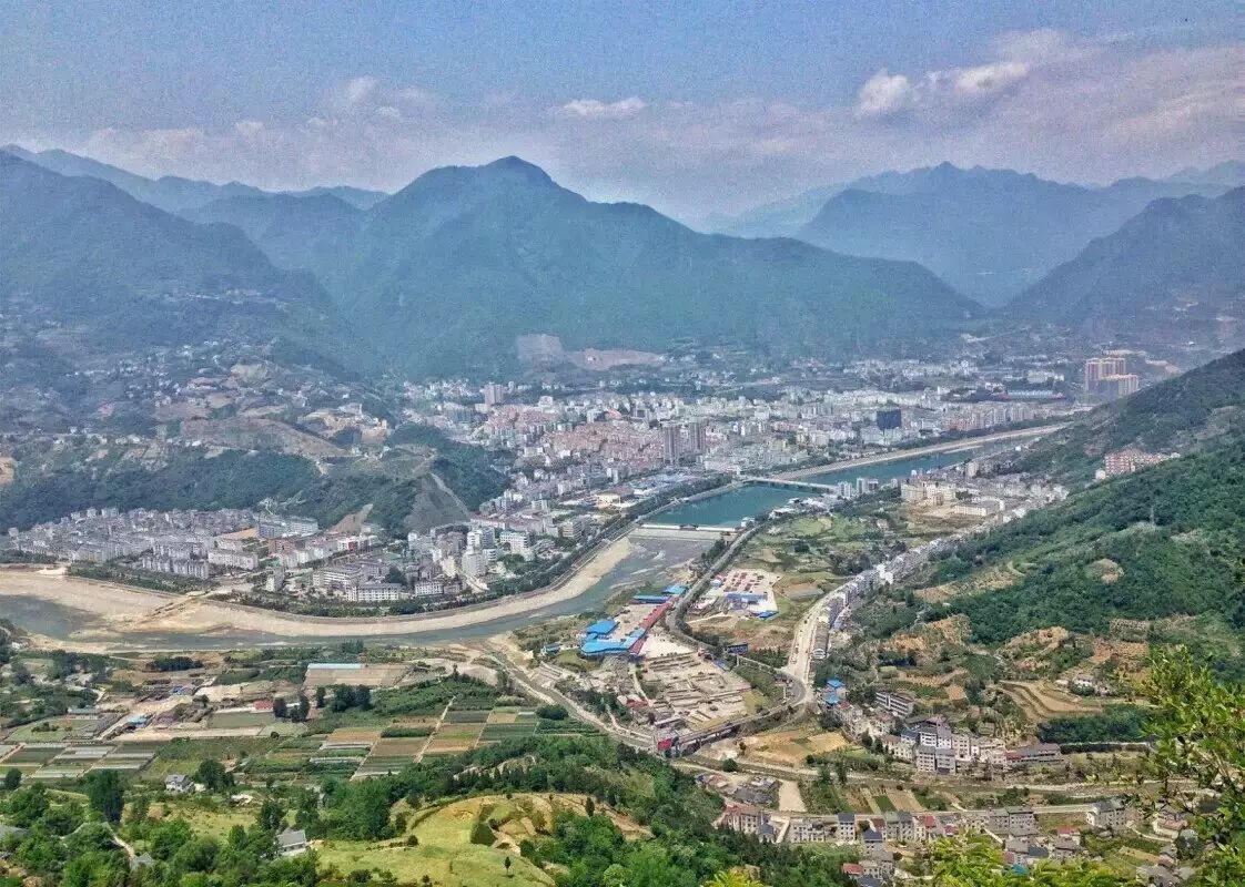 兴山县"一江两山"中心腹地及神农架门户的区位优势,打造旅游精品走廊