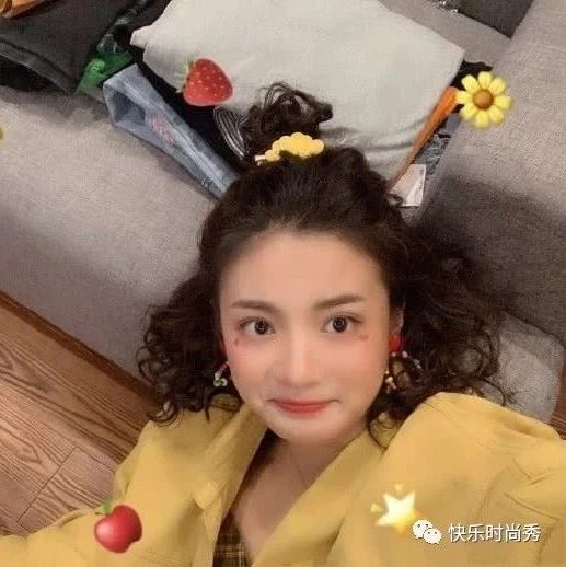 张雅钦也太可爱了吧,不仅劈叉自拍,牛油果色单品搭配也是超吸睛