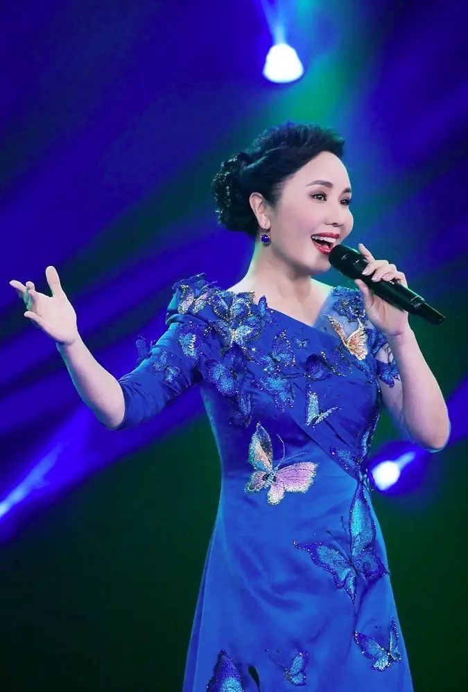 让中国老百姓的精神和身心得以愉悦,歌手和歌唱家们的精彩演唱,成了该